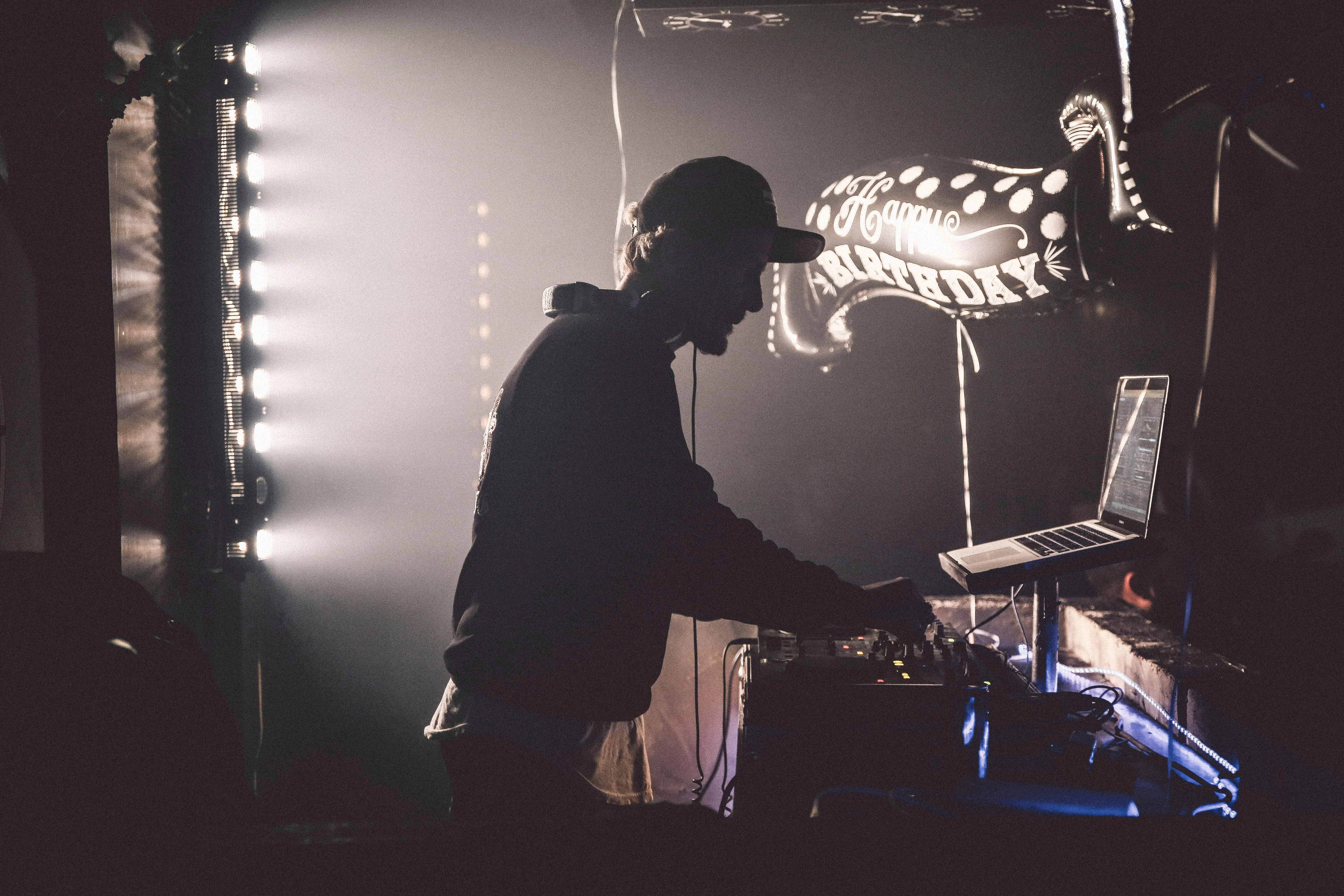 Professionele DJ op verjaardagsfeest in Aalsmeer, OnDestination verzorgt muziek en licht