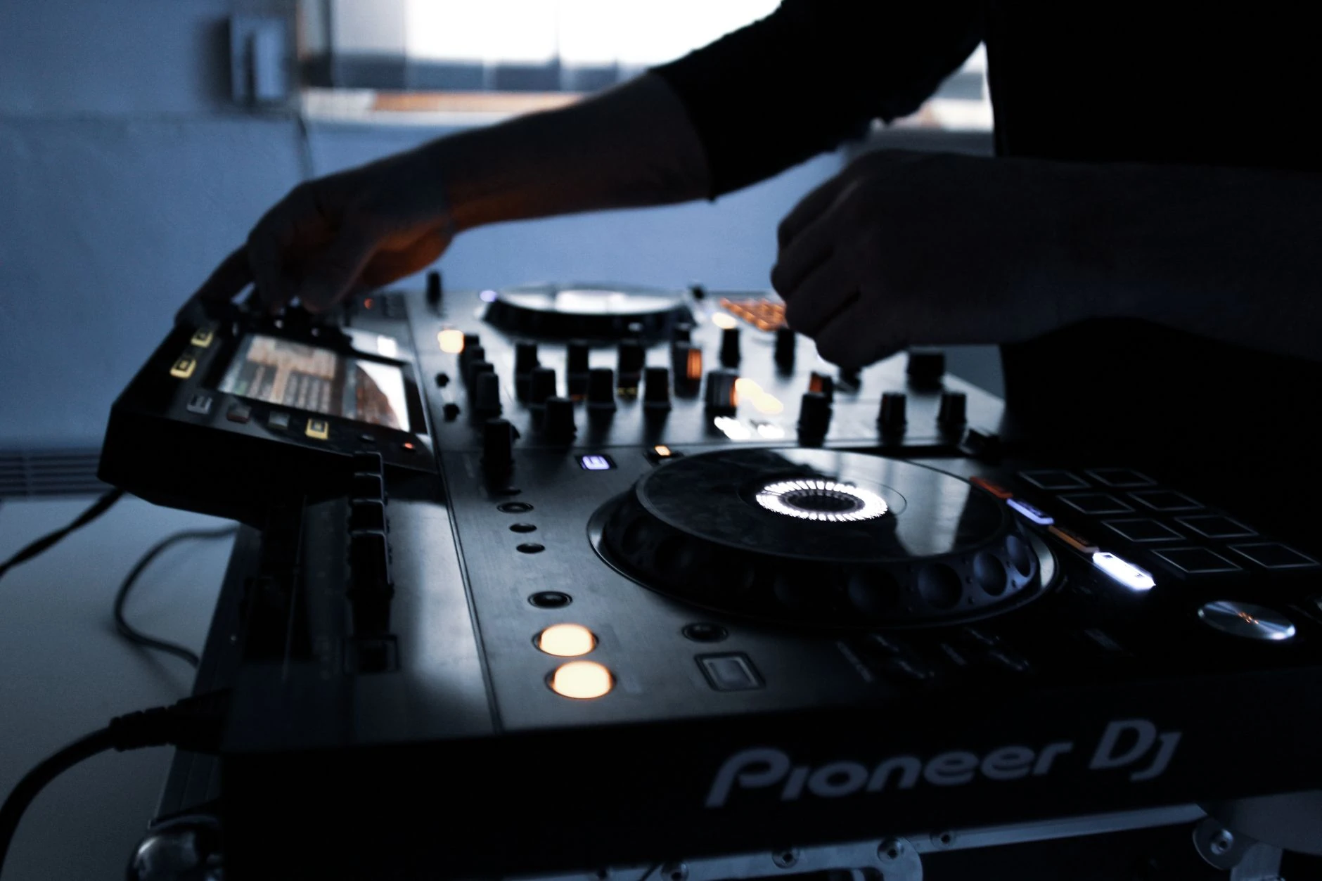 DJ draait muziek op afterwork event bij OnDestination in Aalsmeer