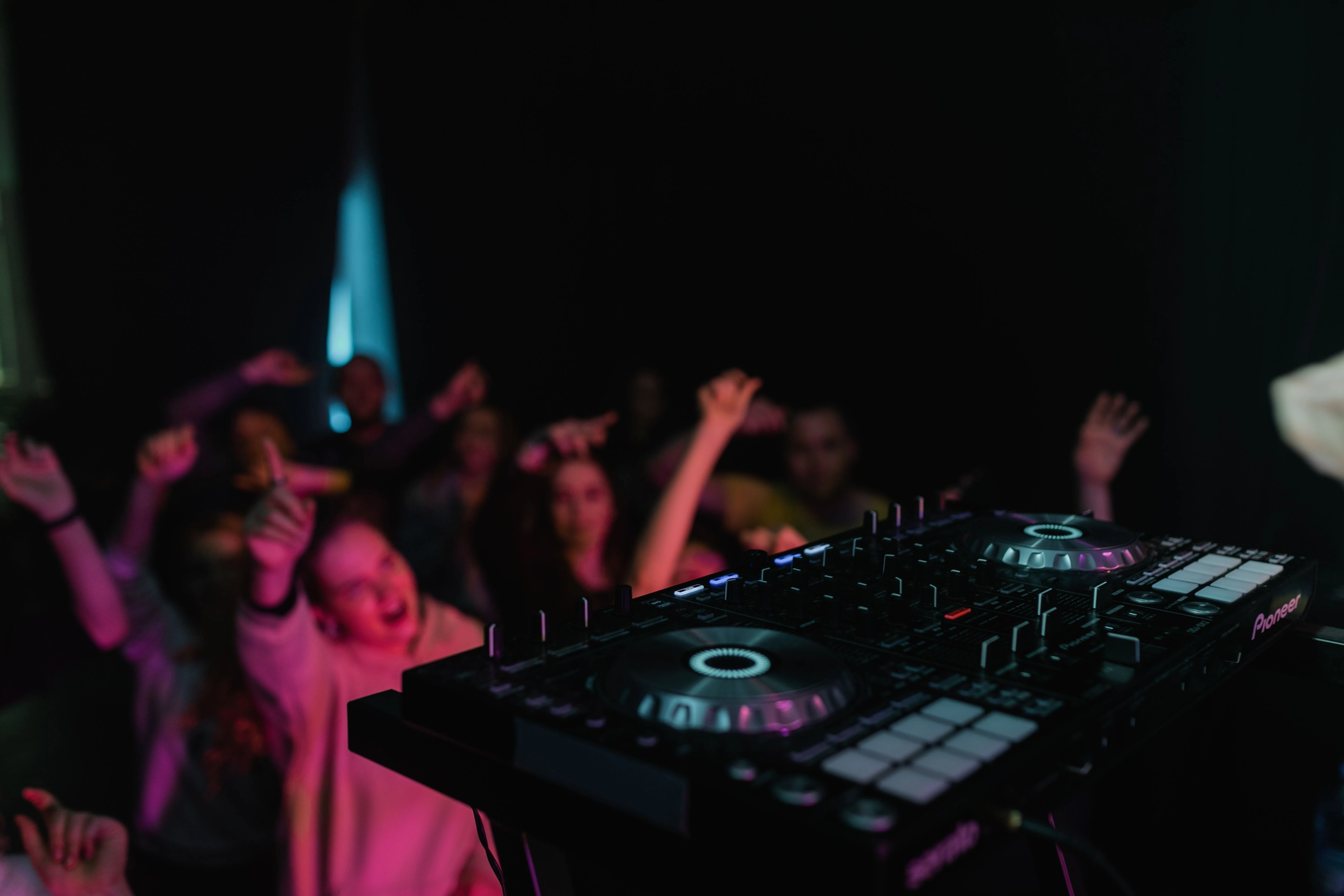 Professionele DJ yacht party Ouderkerk aan de Amstel met OnDestination