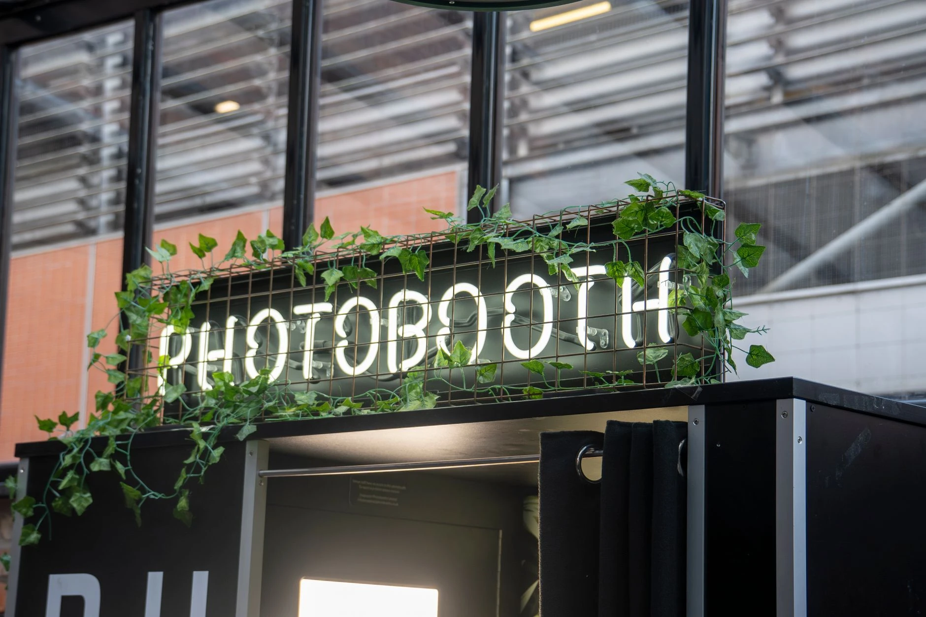 Professioneel bedrijfsfeest met fotobooth huren bij OnDestination, gasten maken foto herinneringen