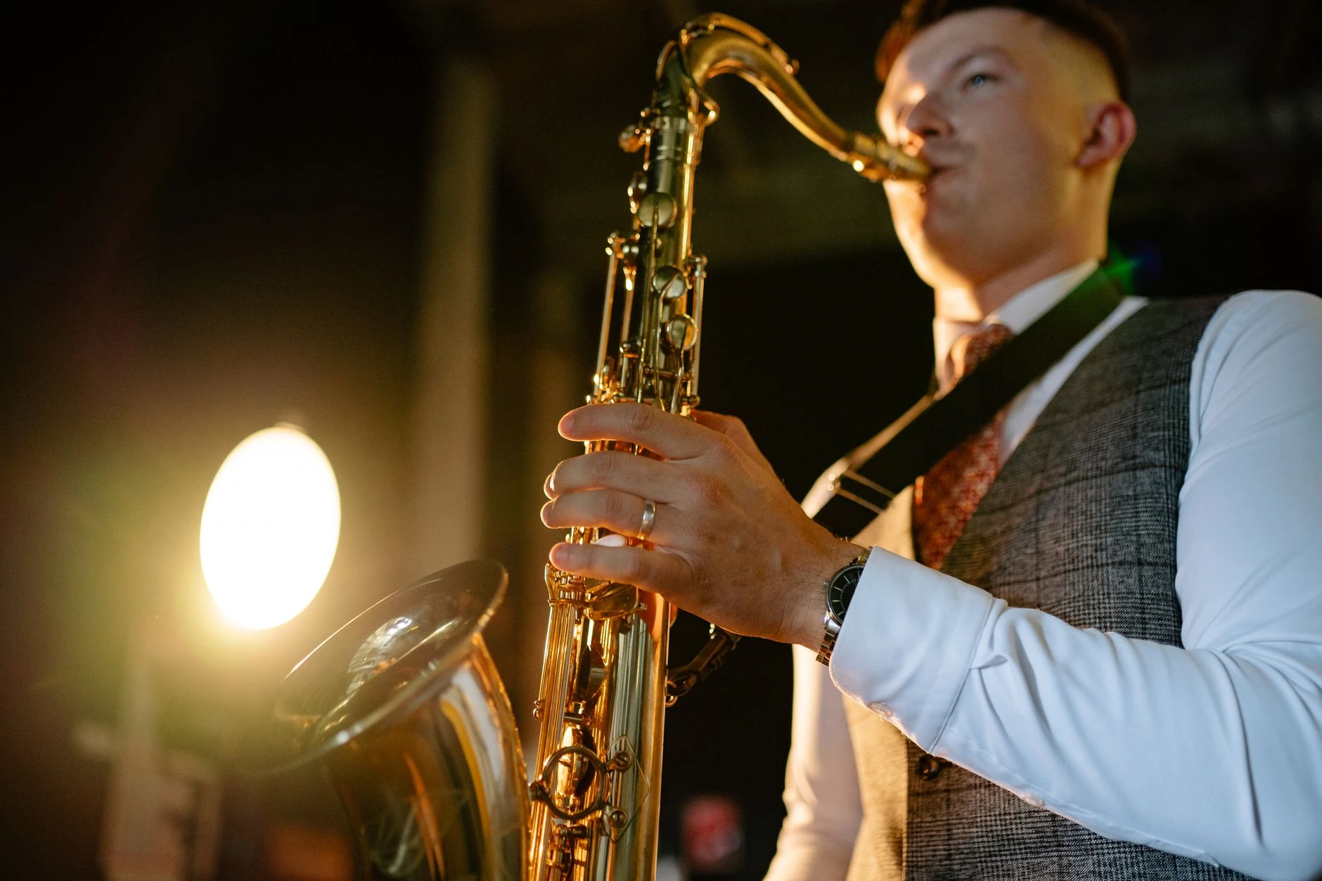 Professioneel event met saxofonist bij DJ, OnDestination live muziek sfeer