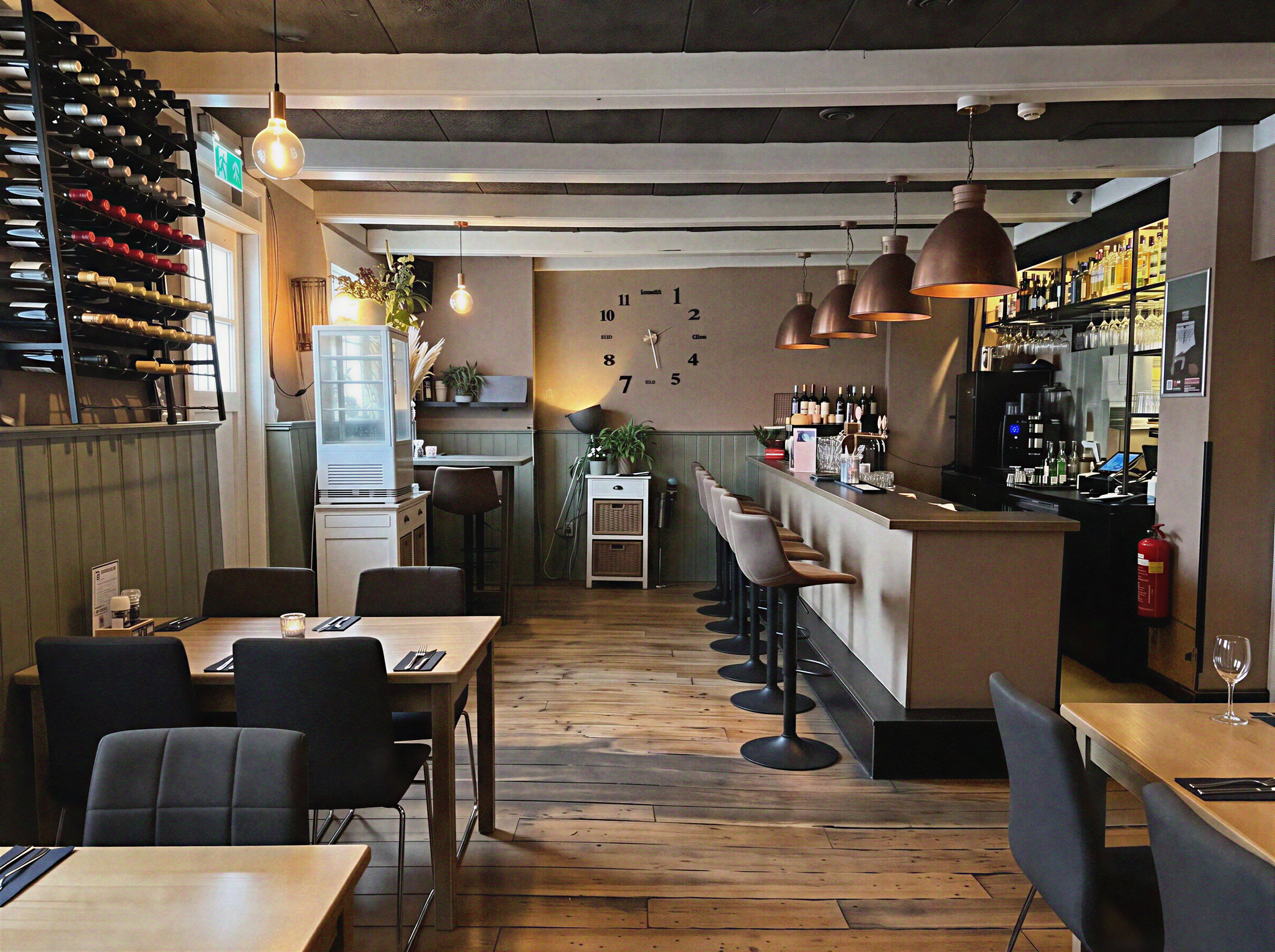 Geoff's Bar-Restaurant