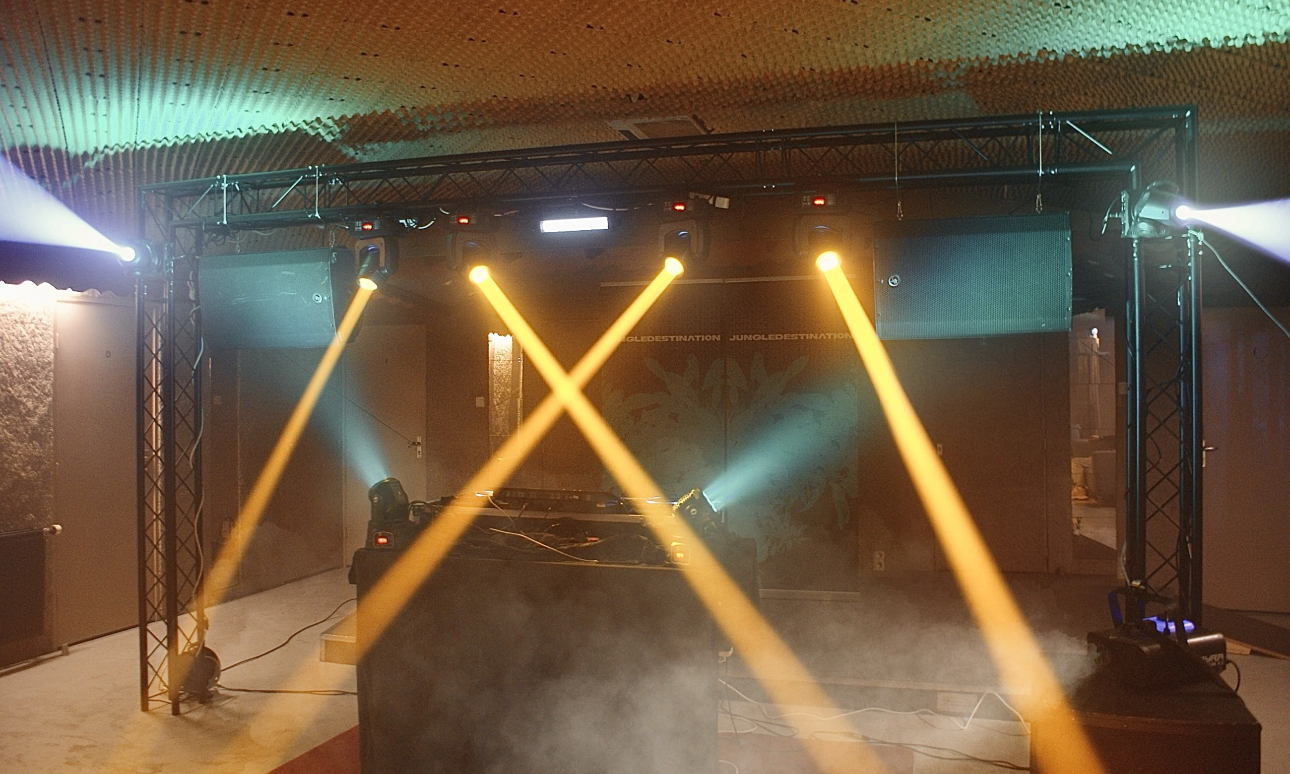 Podium op Afstudeerfeest met trussconstructie, gele moving head-verlichting en rook