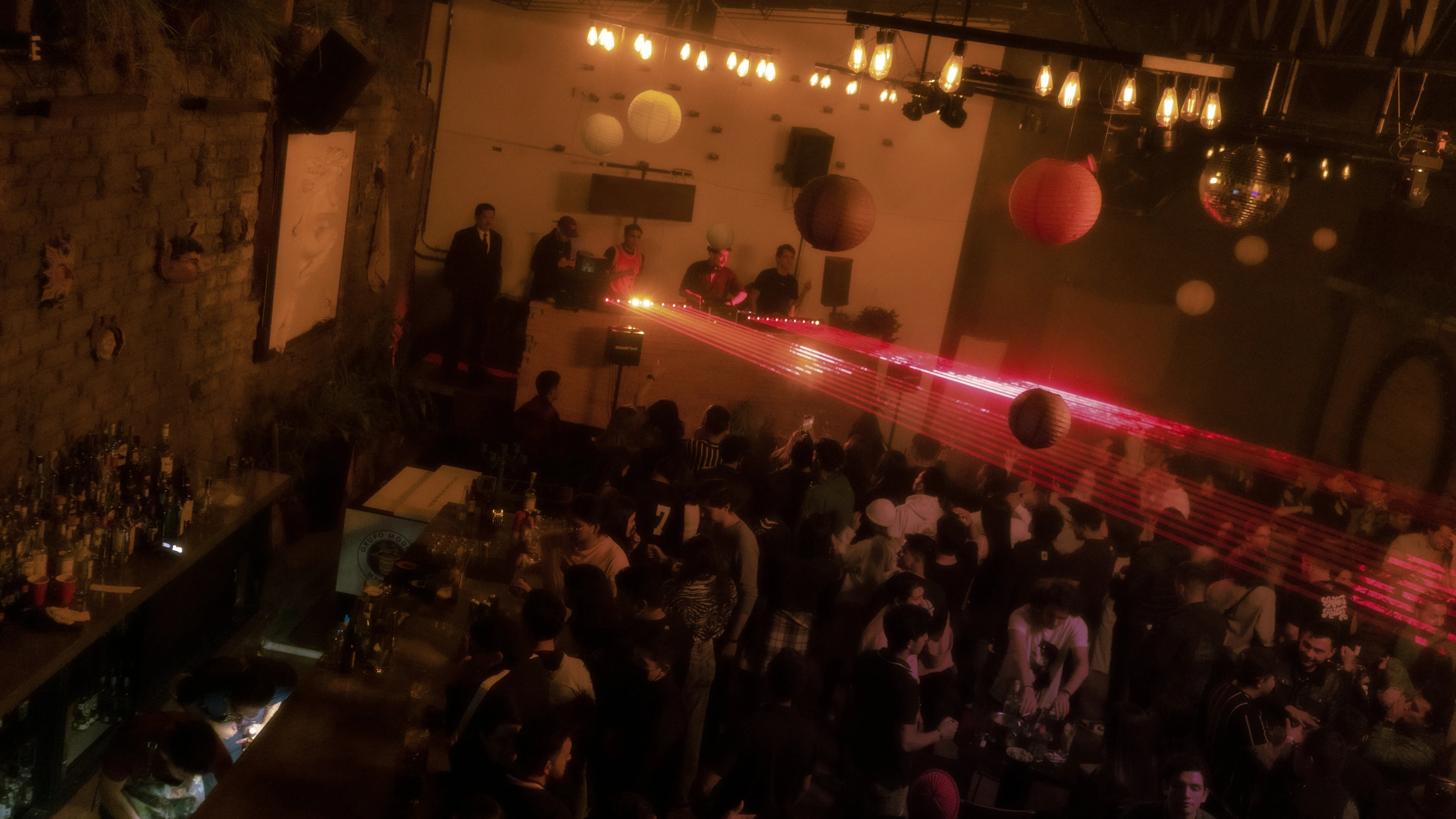 Warenhuisfeest met een podium