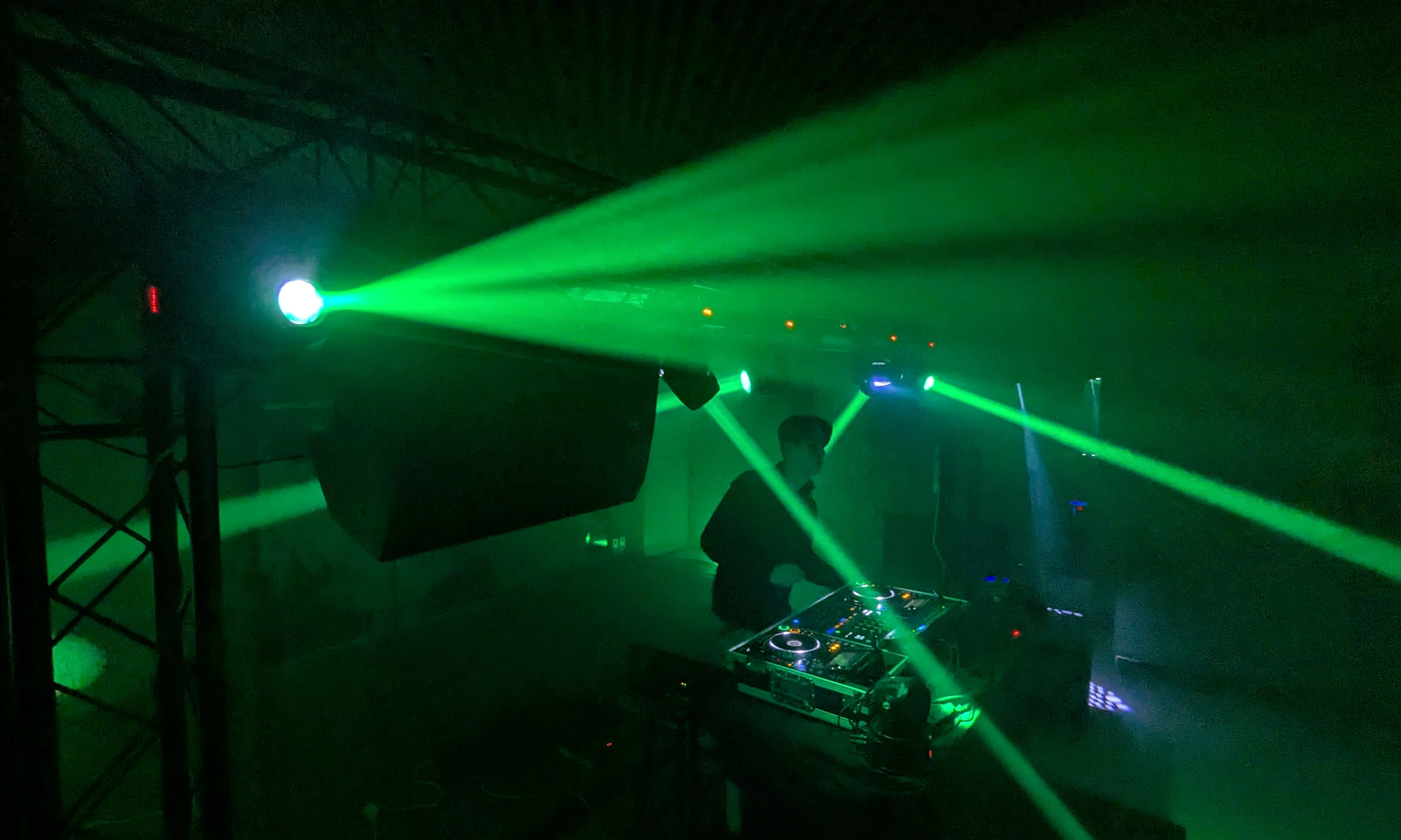 Podium met publiek eromheen in een discotheek