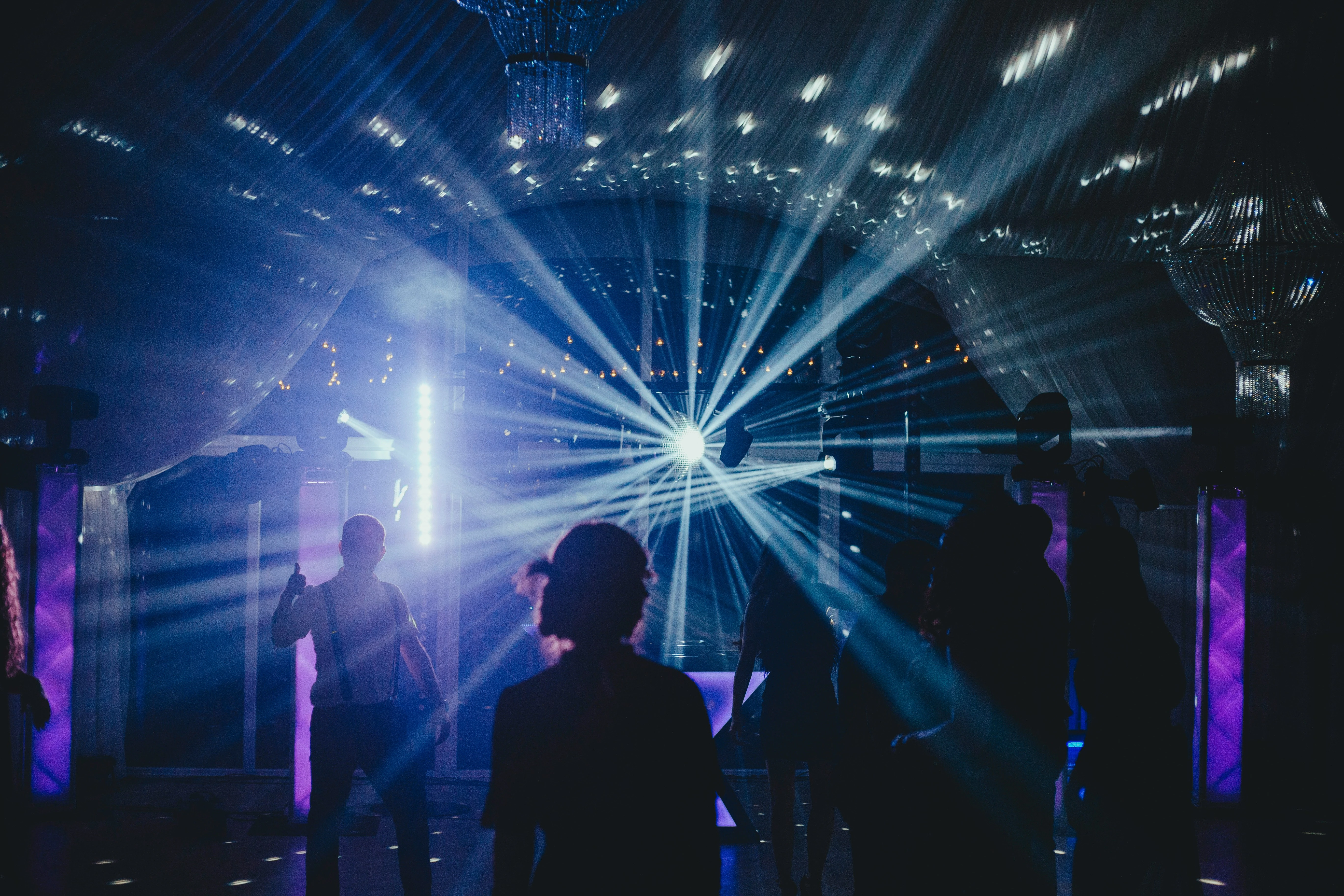 Feesttent aangekleed voor gala met trussconstructie, gekleurde verlichting, discobal en verlichte ballonnen