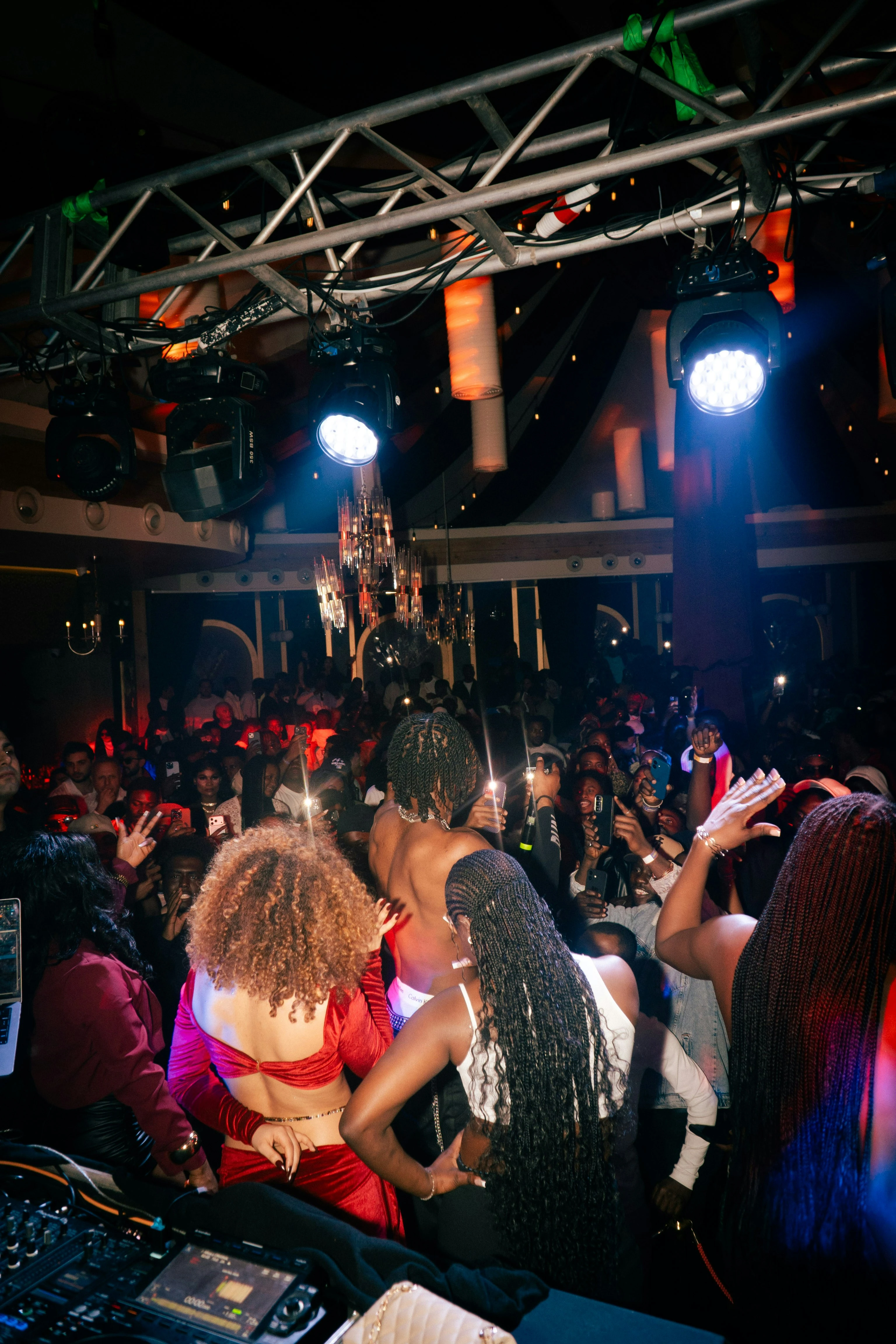 Menigte danst in club onder sfeervolle stageverlichting op gala
