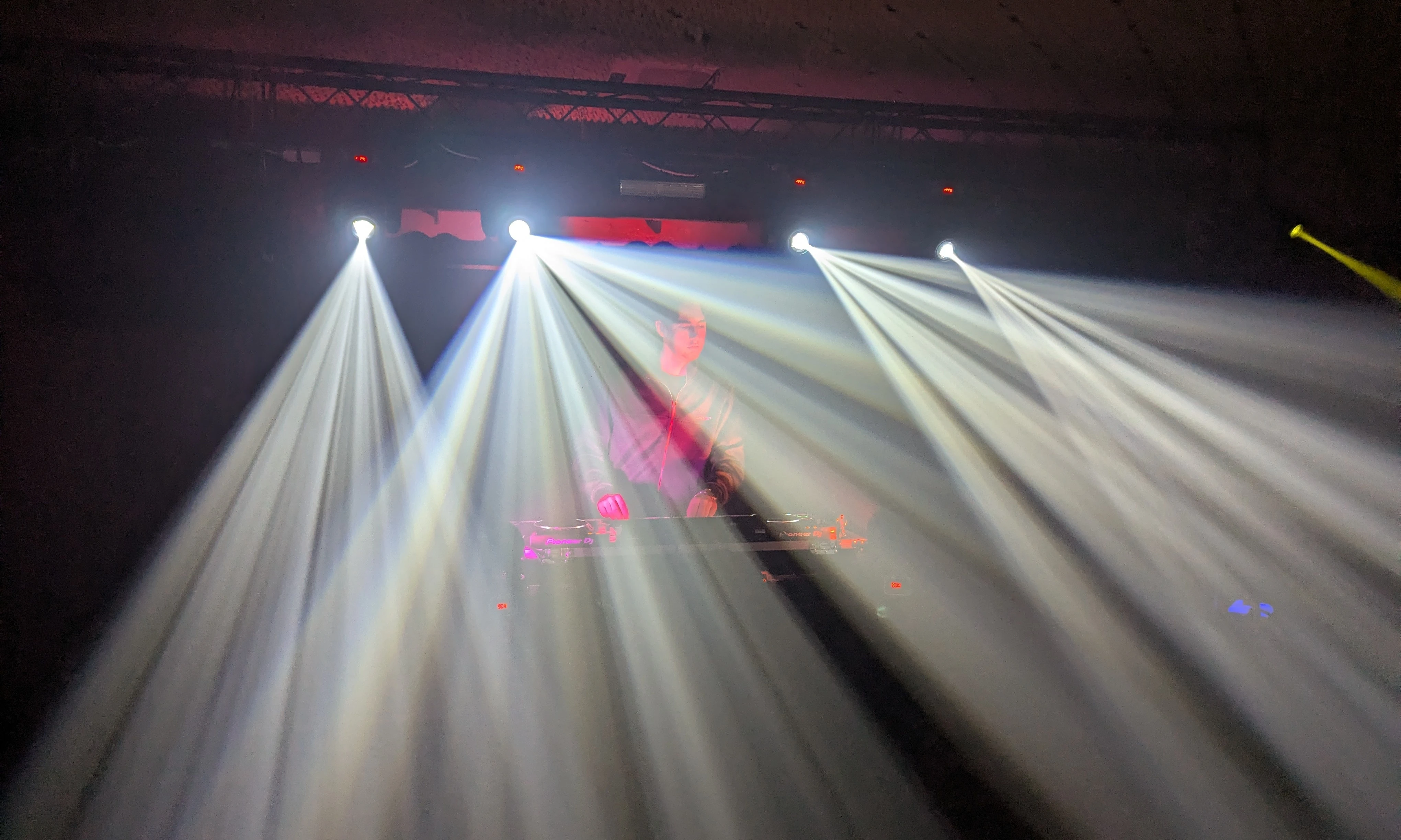 Professionele moving head-verlichting schijnt heldere lichtbundels over artiest op gala