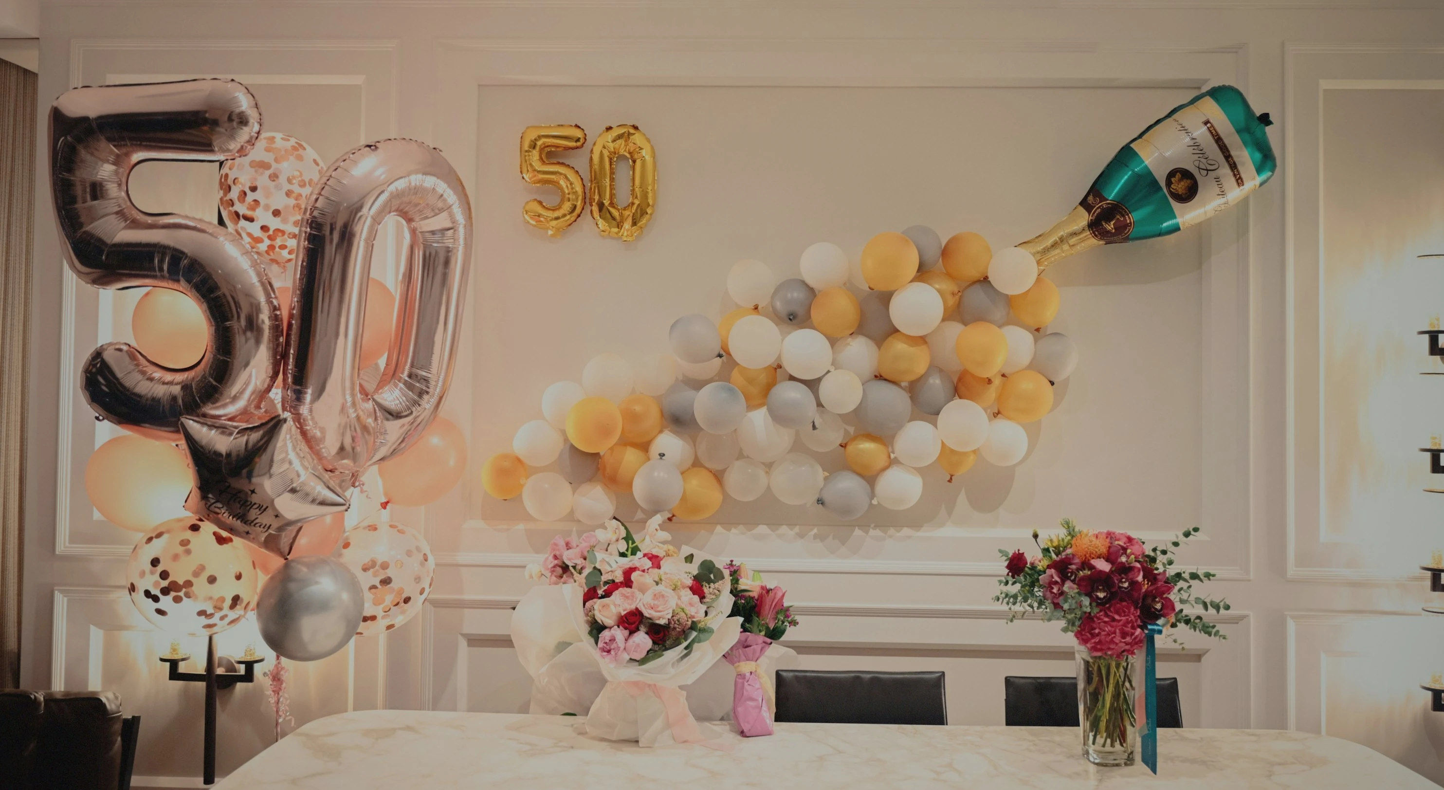 Versierde kamer met letterballon en bloemen op tafel