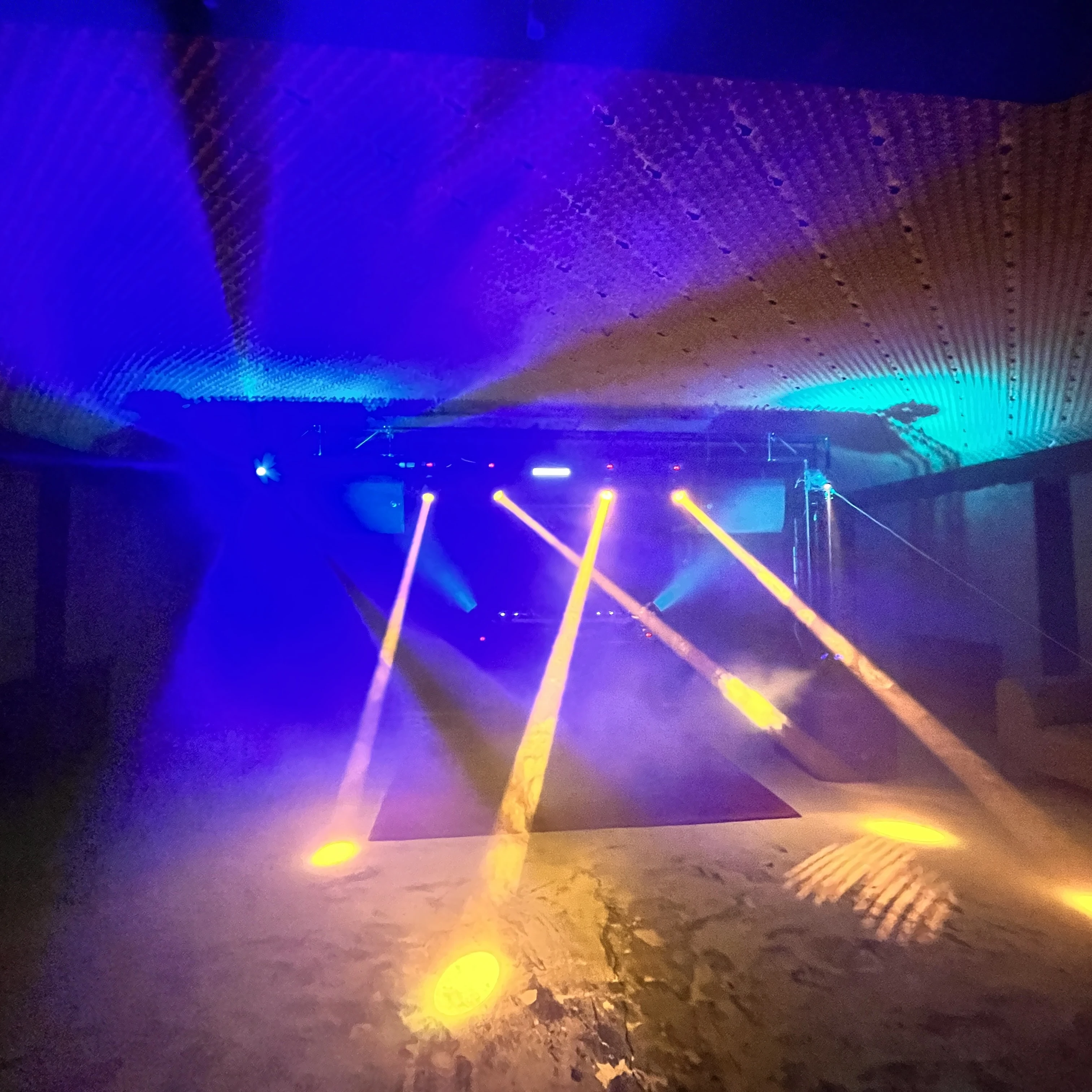 Podium met lichtstralen op de grond