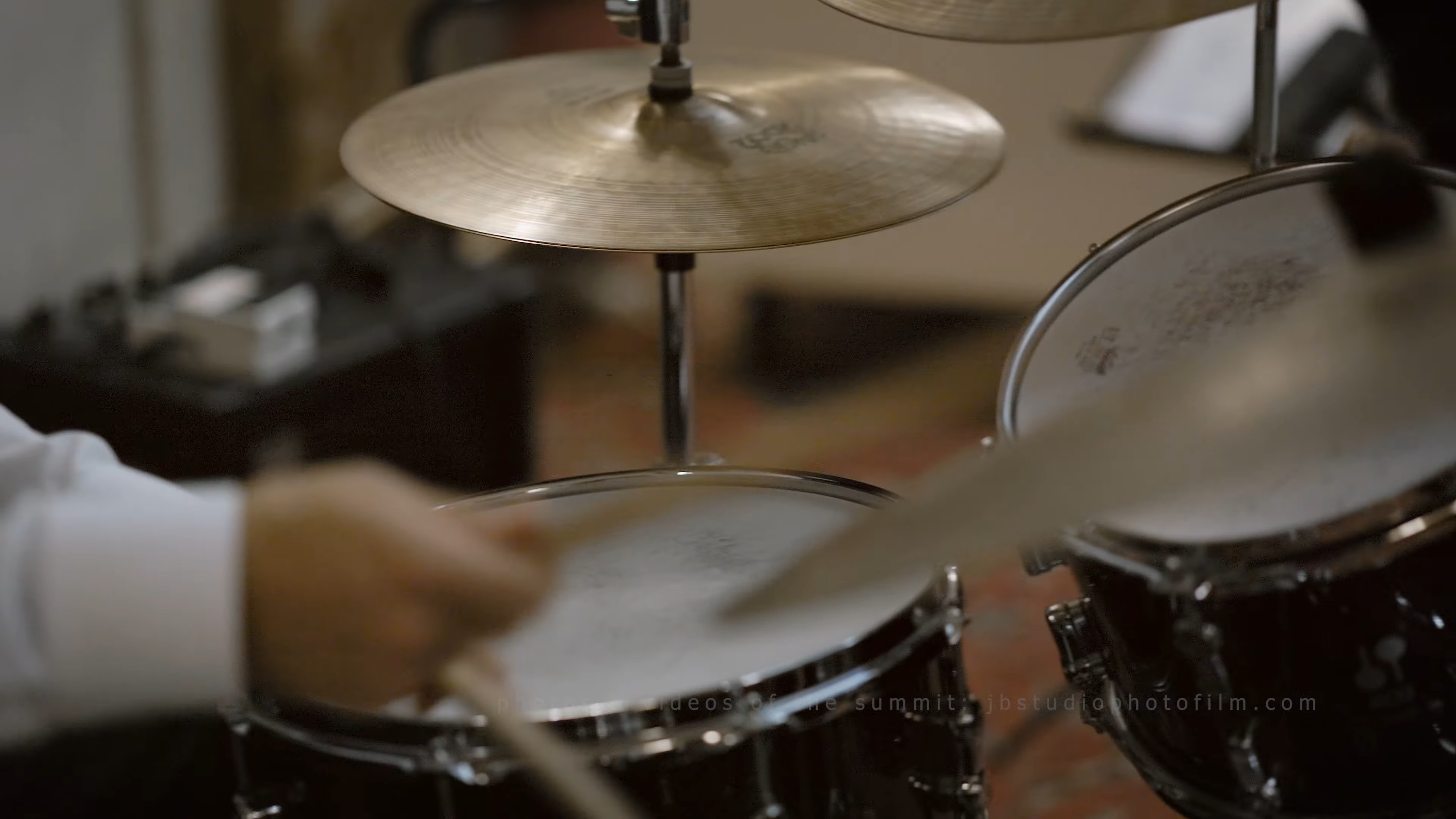 Drummer speelt op akoestisch drumstel op kerstborrel