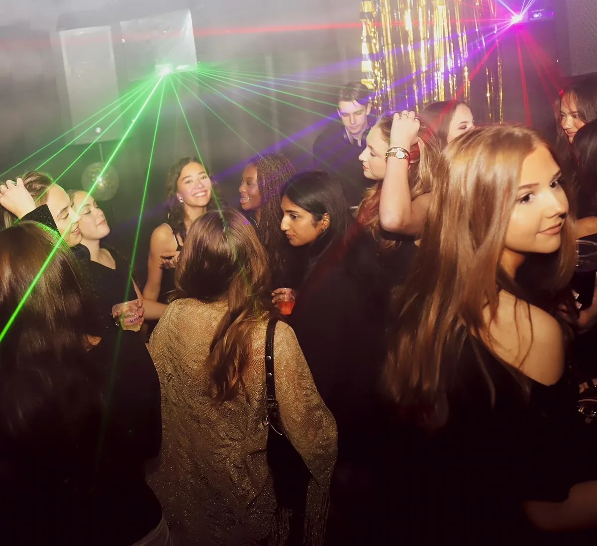 Volle dansvloer op een Sweet Sixteen met dj en lichtshow