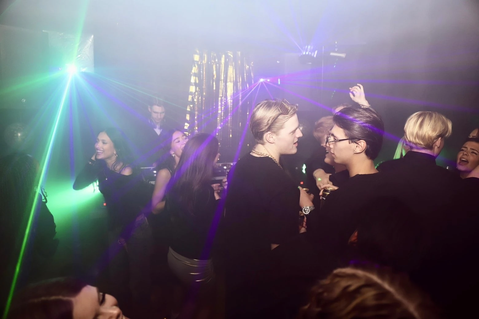 Jongerenfeest met lasers en versiering