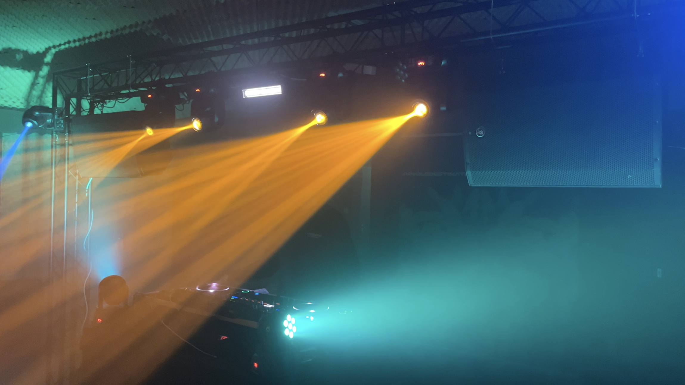Podium met lichtstralen
