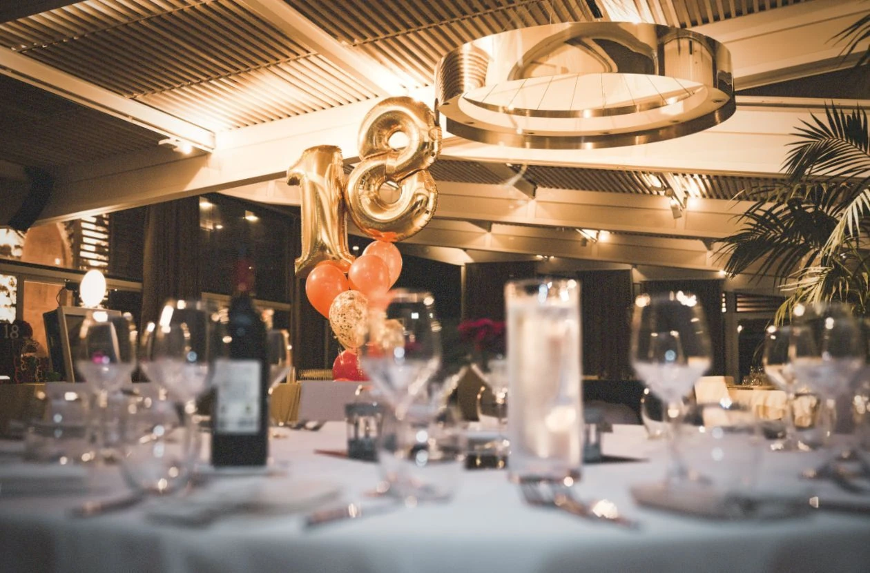 Feestelijke tafel met een 18 ballon