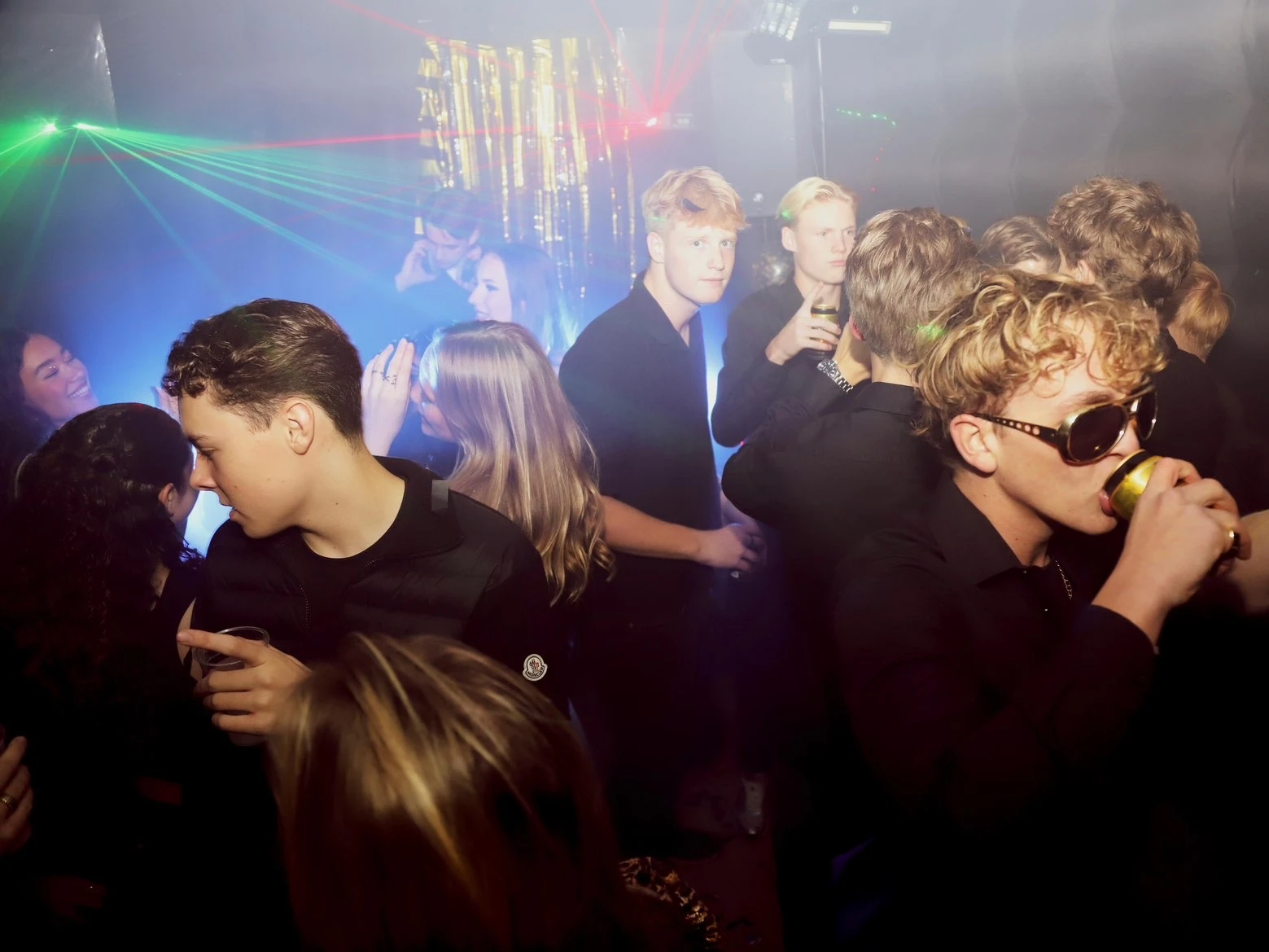 Mistig jongeren feest met lichten