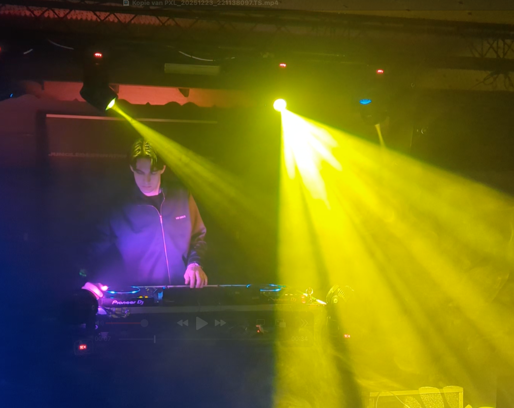 DJ met lichtstralen om zich heen